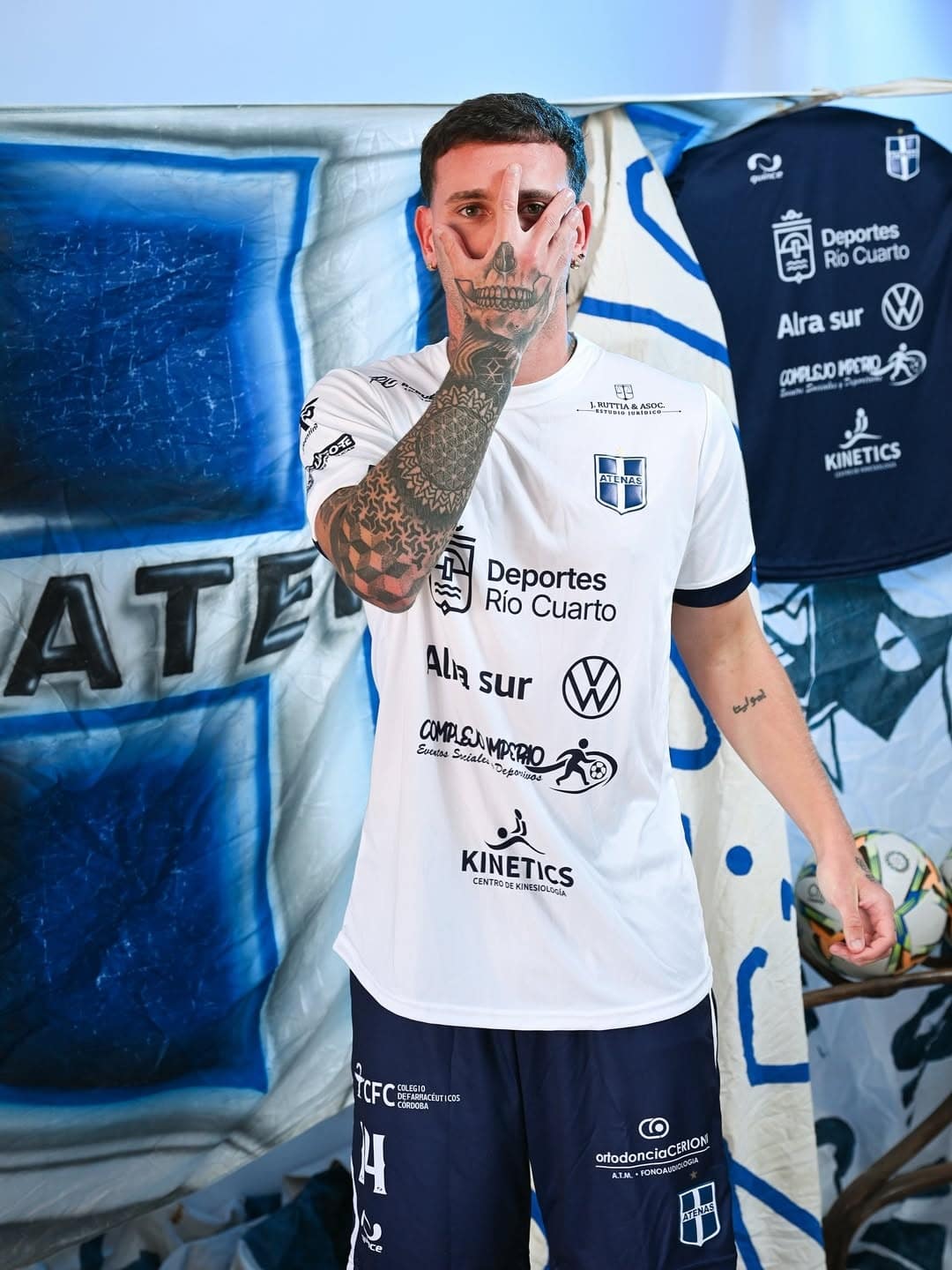 Fotografía promocional de un joven jugador de fútbol del Club Sportivo Biblioteca Atenas de Río Cuarto. Viste el uniforme alternativo azul oscuro de la temporada 2026, fabricado por la marca 'Quince'